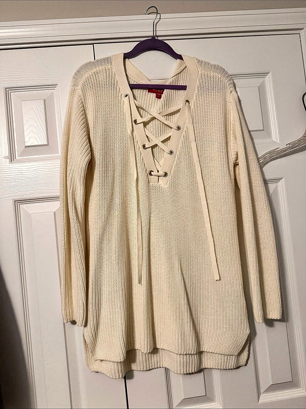 Guess Lace-Up V-Neck Sweater in Cream Size Large Like New